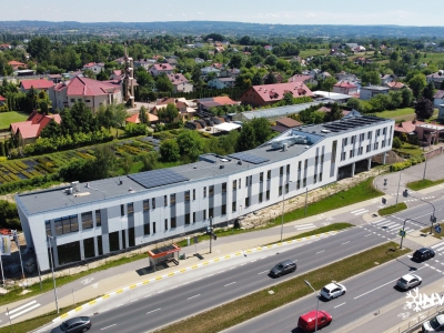Widok na cały budynek Erpix przy ulicy podkaprackiej w Rzeszowie, na dachu widać panele słoneczne, montaż klimatyzacji i wentylacji. Za budynkiem piękny widok na Rzeszów i Podkarpacie.