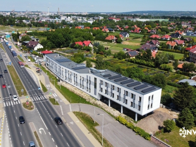 Widok na budynek Erpix widać dwupasmową ulicę podkarpacką po lewej, po prawej budynek handlowo usługowy. W tle piękny widok na miasto Rzeszów.