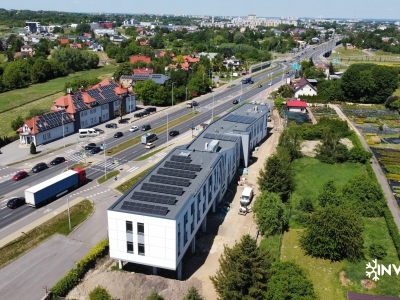 Budynek Erpix od czoła widać panele słoneczne, po lewej ulicę podkarpacką, dalej na dachu mamy centrale wentylacji mechanicznej oraz jednostki zewnętrzne klimatyzacji. Inwestycja mieści się w mieście Rzeszów.