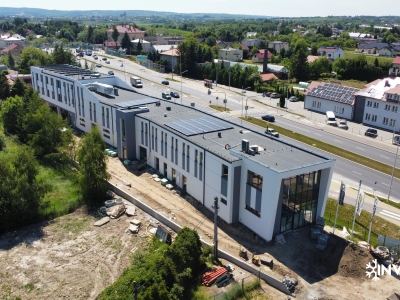 Widok na Rzeszów, na dole widać budynek Erpix przy ulicy podkarpackiej na dachu trwa montaż instalacji wentylacyjnej oraz klimatyzacji. Za ulicą widać hotel horyzont.