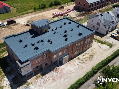 Widok z drona dji, zdjęcie przodu budynku przy ul Hr. Potockiego w Rzeszowie centrum medyczne.