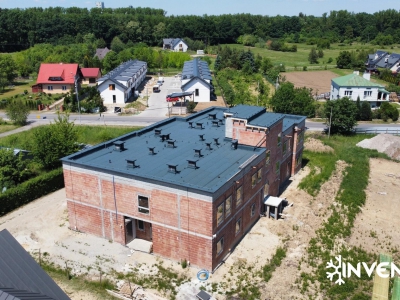Nowo powstały bydynek, zdjęcie z prawej strony zrobione dronem djimini. Nowe centrum medyczne w Rzeszowie.