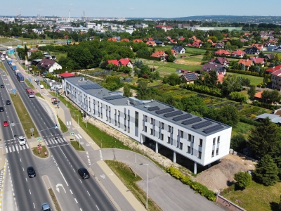 Zdjęcie z drona Dji mini widok na panoramę Rzeszowa, po prawej stronie Kościół świętego Józefa. Na dole inwestycja w zakresie wentylacji i klimatyzacji na dachu budynku eprix.