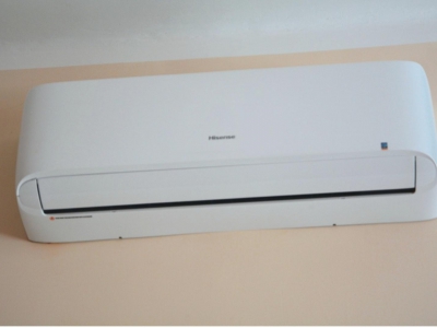 Klimatyzator split koloru białego,marki Hisense zamontowany na ścianie.