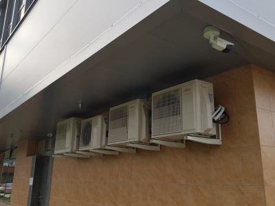 Cztery jednostki zewnętrzne klimatyzacji fujitsu, Na fasadzie budynku Uniwersytetu Rzeszowskiego