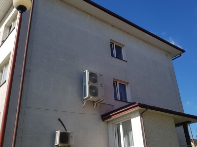Zdjęcie fasady budynku Urzędu Gminy Bukowsko, powiat sanocki. Widać na nim dwie jednostki zewnętrze klimatyzatorów MDV.