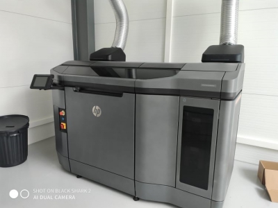 Zdjęcie drukarki HP Jet Fusion 3D 3200 Printer wraz z wykonanymi odciągami - wentylacji przemysłowej.