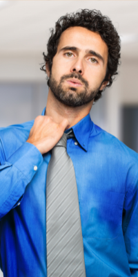 Zdjęcie osoby, mężczyzny który stara się rozpiąć niebieską koszulę z powodu gorąca i  braku klimatyzacji w biurze Dębicy.