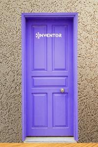Fioletowe drzwi z logiem Inventor firmy zajmującej się montażem klimatyzacji i wentylacji w Kolbuszowej.
