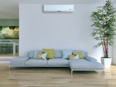 Zdjęcie salonu, szara kanapa drewniana podłoga a na ścianie widać klimatyzacje mielec.