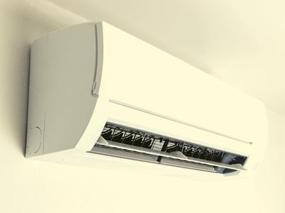 Klimatyzator split zamontowany na ścianie, montaż w Przeworsku.
