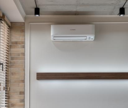 Klimatyzacja w Rzeszowie zamontowana na ścianie, klimatyzator typu split.