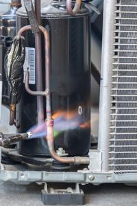 Zbliżenie na sprężarkę podczas montażu klimatyzacji w Stalowej Woli