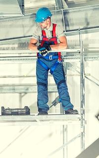 Pracownik w trakcie montażu klimatyzacji w hali okolice Strzyżowa.