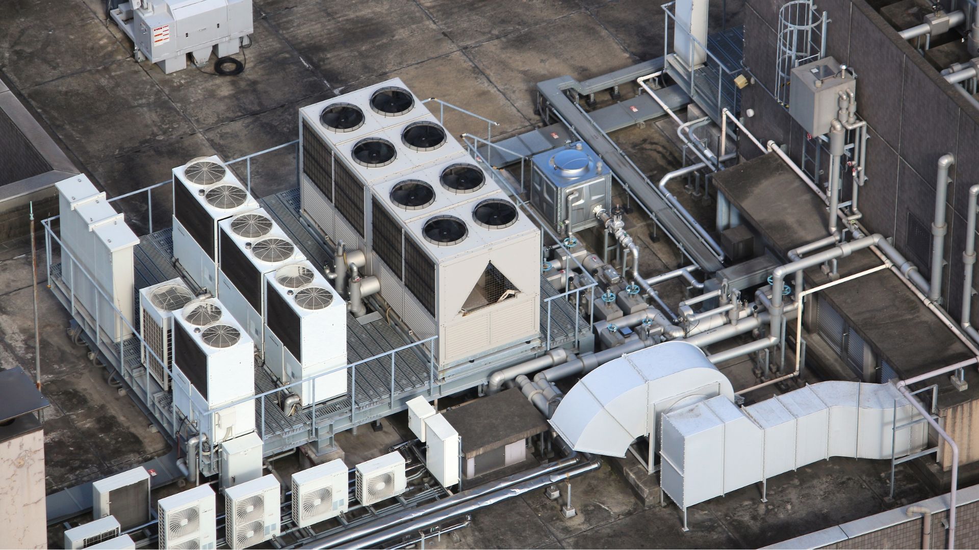 Przemysłowa technologia klimatyzacji – widok z dachu drapacza chmur w Tokio, Japonia.