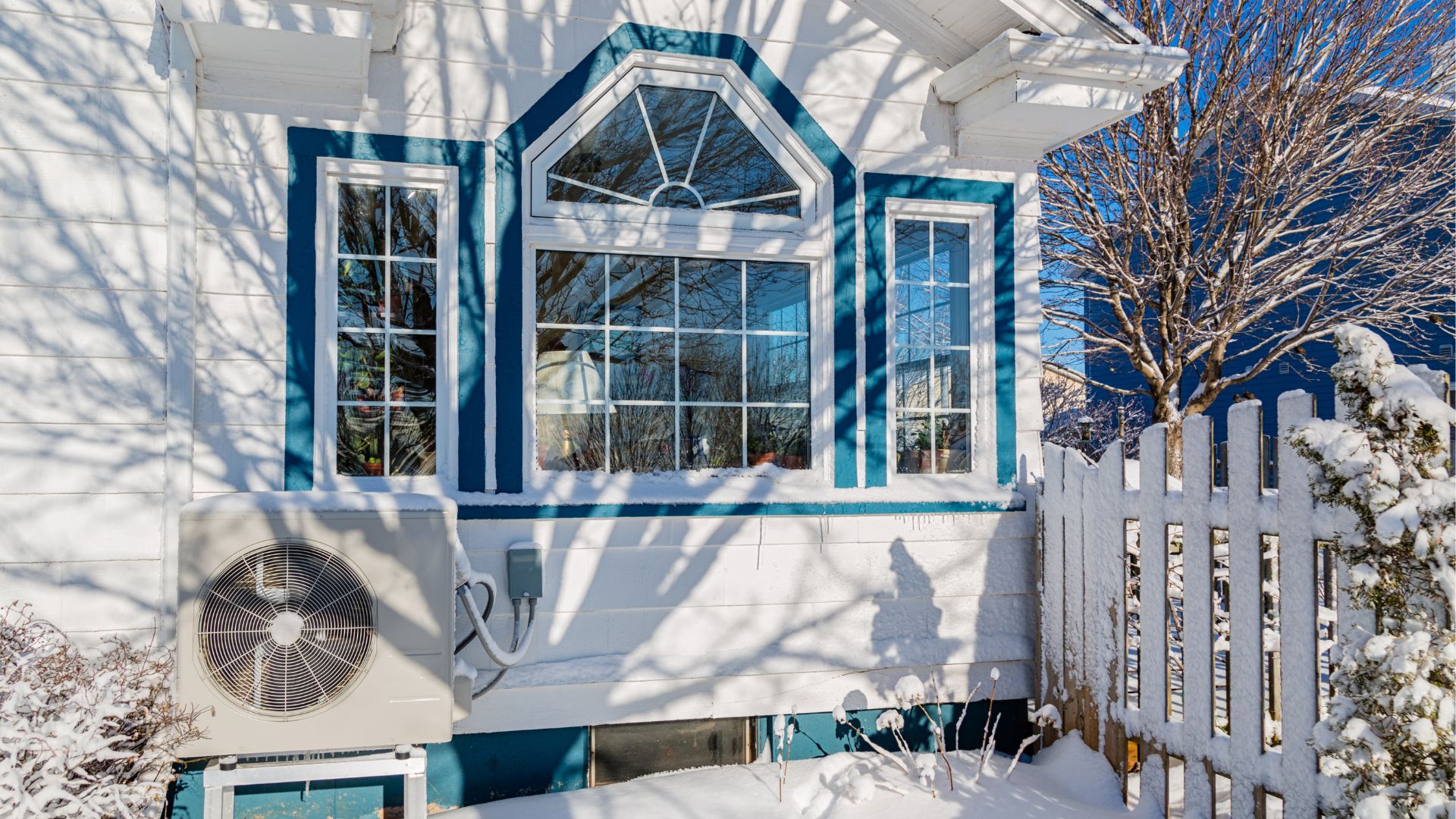 jednostka zewnętrzna klimatyzatora przed budynkiem