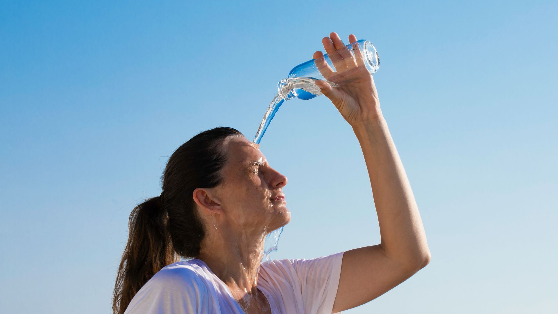 kobieta oblewa się wodą w czasie letniego upału