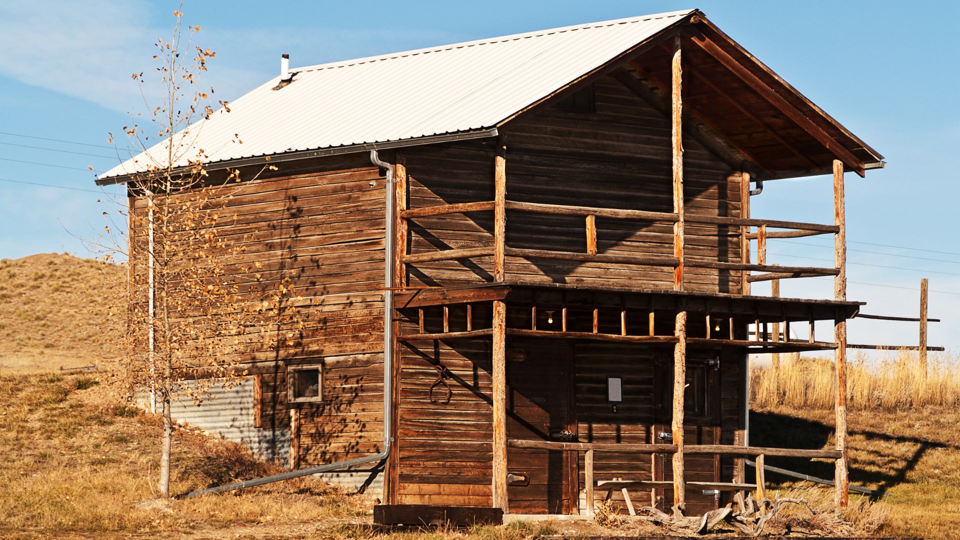 Dom lodowy przechowywał lód na drugim piętrze przez całą zimę dla produktów łatwo psujących się, zanim wynaleziono chłodzenie.