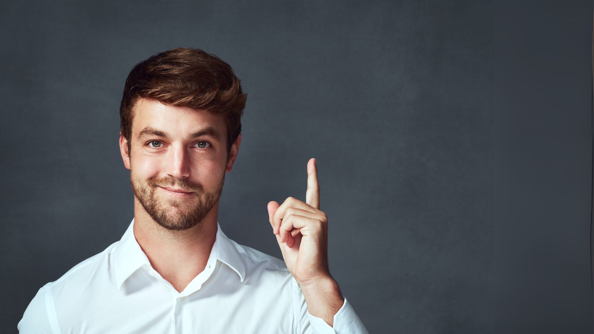 mężczyzna z palcem do góry