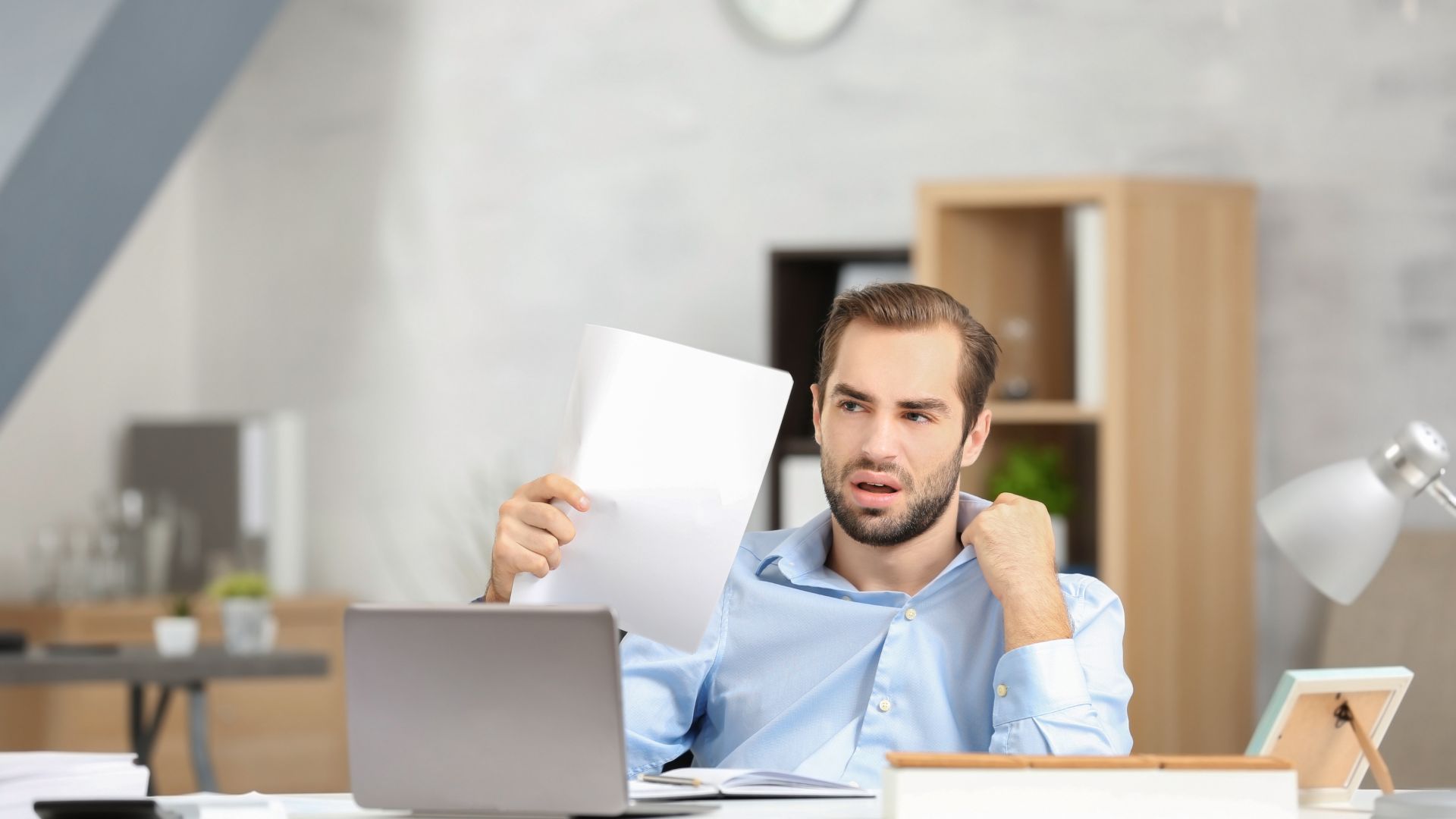 pracownik biura w upał