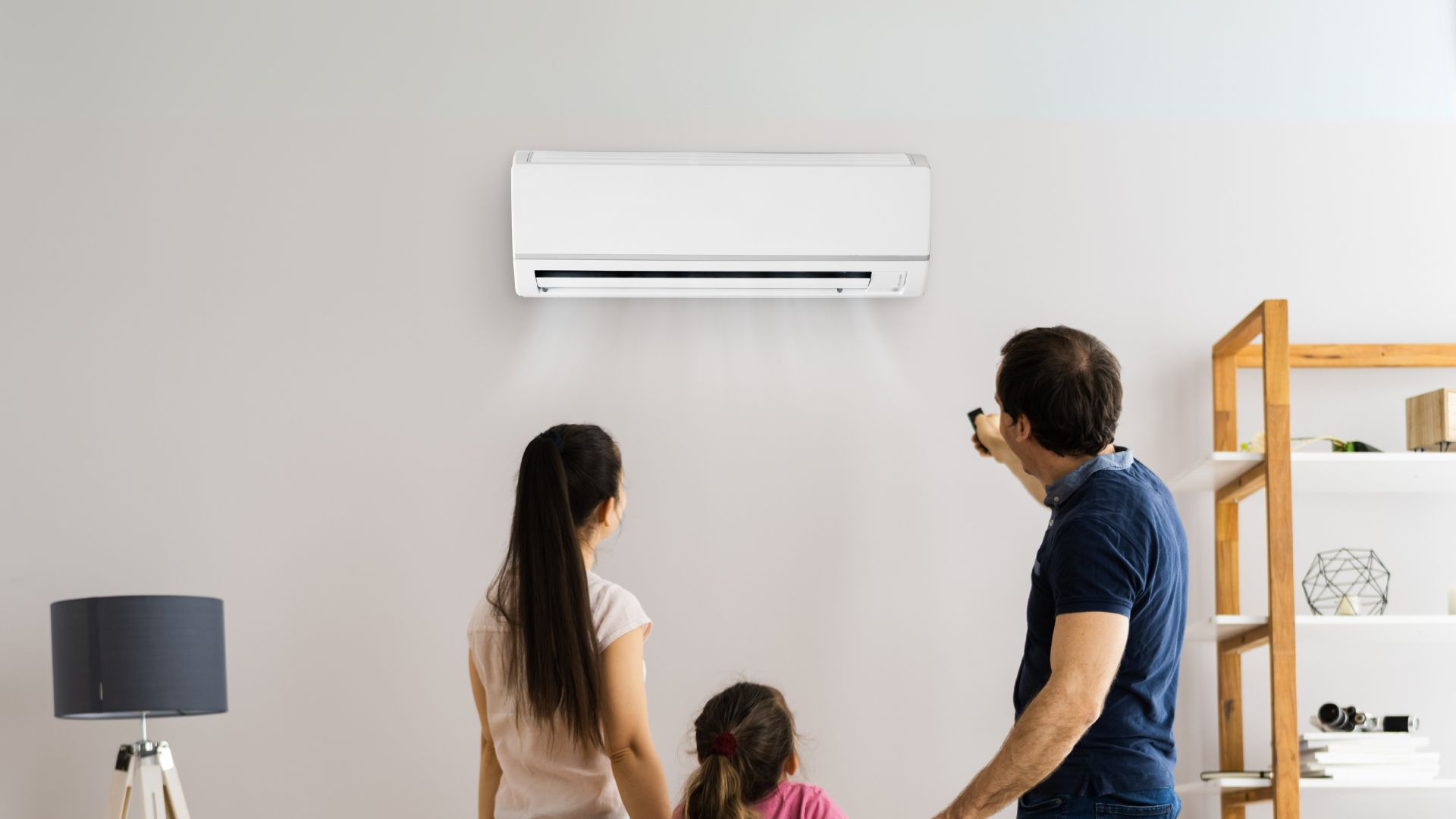 Rodzina w klimatyzowanym salonie w Rzeszowie ustawia temperaturę na pilocie