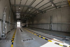 Wnętrze budynku do prześwietlania ciężarówek