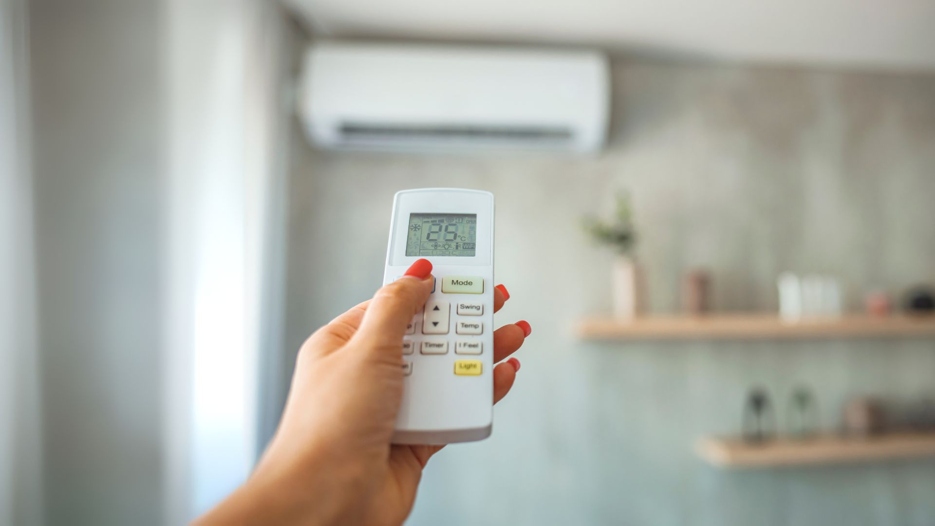 Zadowolony klient korzysta z klimatyzacji w chłodnym wnętrzu - realizacja w Brzozowie
