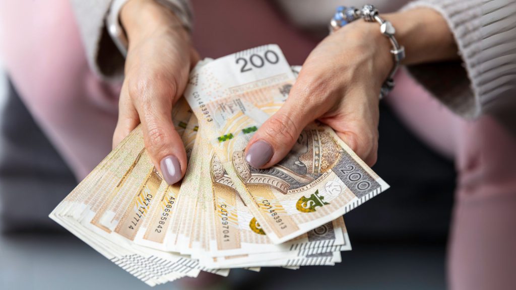 plik pieniędzy 200 pln trzymane przez kobietę
