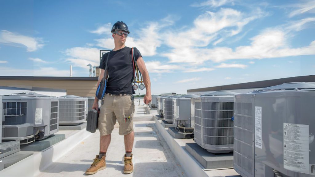monter instalacji hvac na tle jednostek zewnętrznych klimatyzacji na dachu