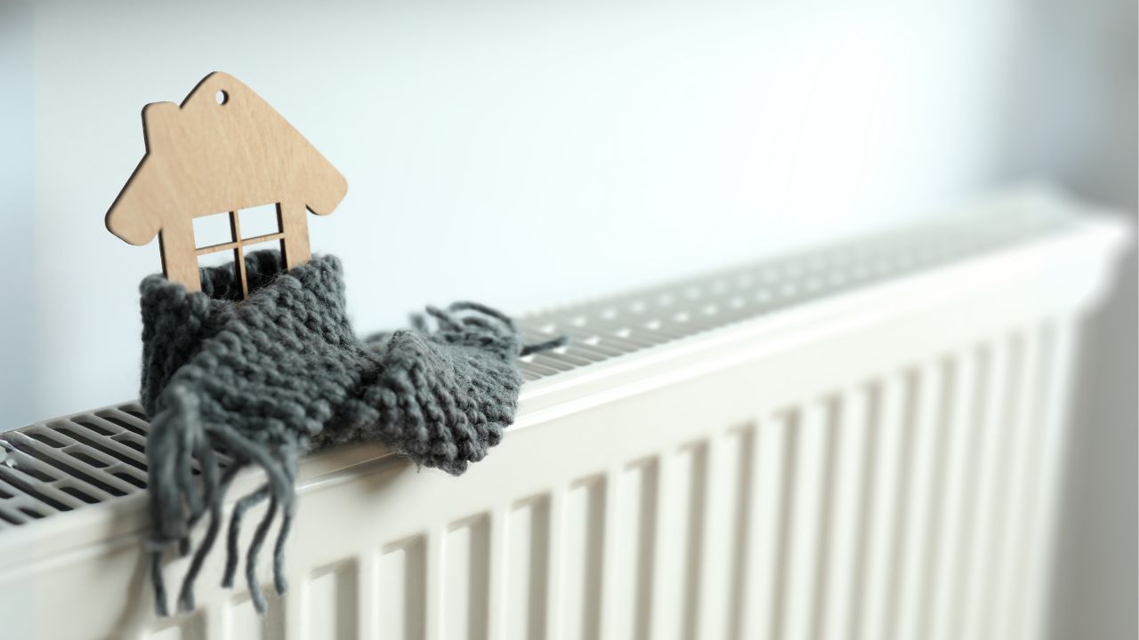 widok grzejnika w z zbliżeniu z figurką domku