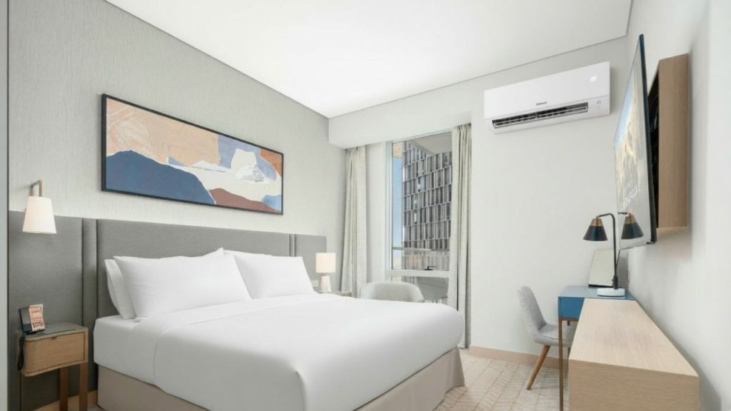 pokój hotelowy na ścianie klimatyzacja.