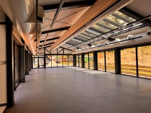 Sala wystawowa z kanałami nawiewnymi Spiro i panoramicznym widokiem na pociągi leśne